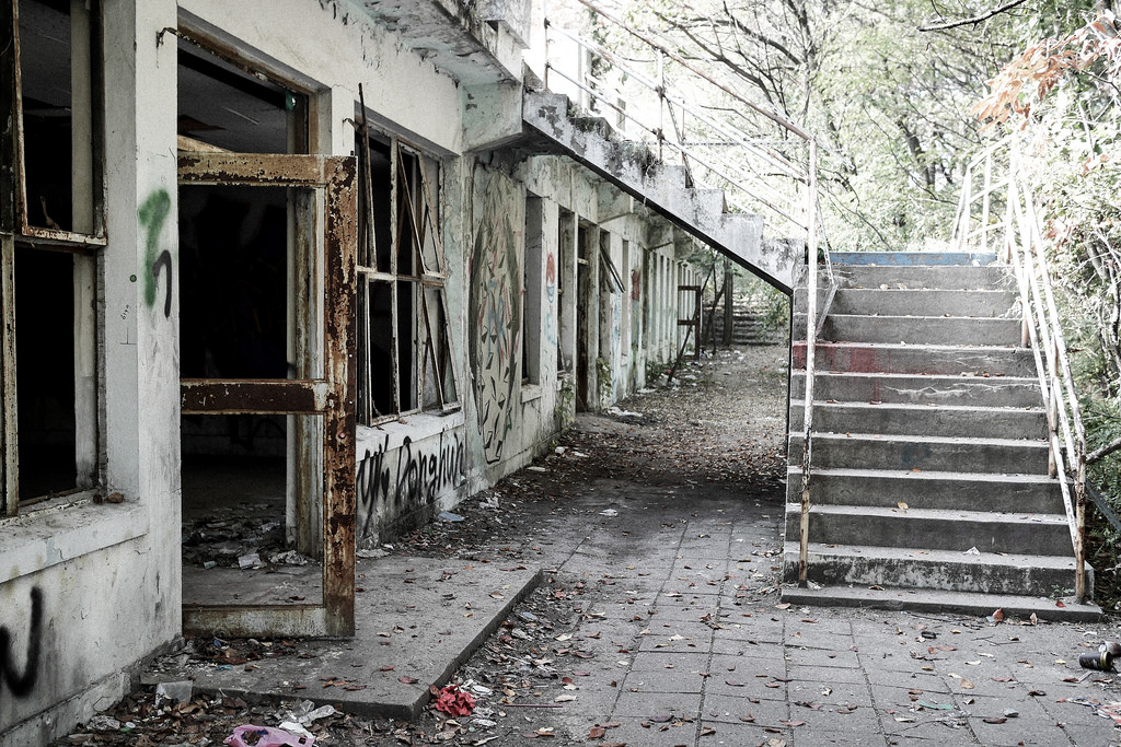 Seoul National University and the Abandoned Pool (서울대 폐수영장)